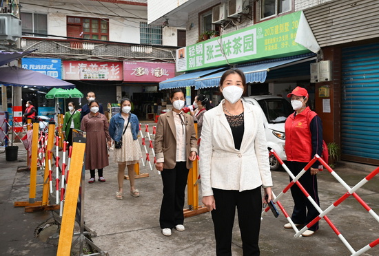 長(zhǎng)江社區(qū)志愿者正在組織居民有序排隊(duì).jpg
