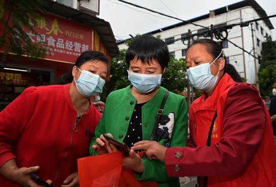 文化社區(qū)、志愿者正在查驗(yàn)居民的行程碼、核酸檢測(cè)報(bào)告.jpg