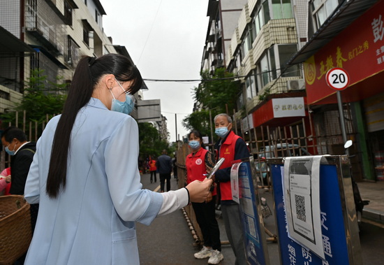 文化社區(qū)、居民在志愿者的引導(dǎo)下掃場(chǎng)所碼.jpg