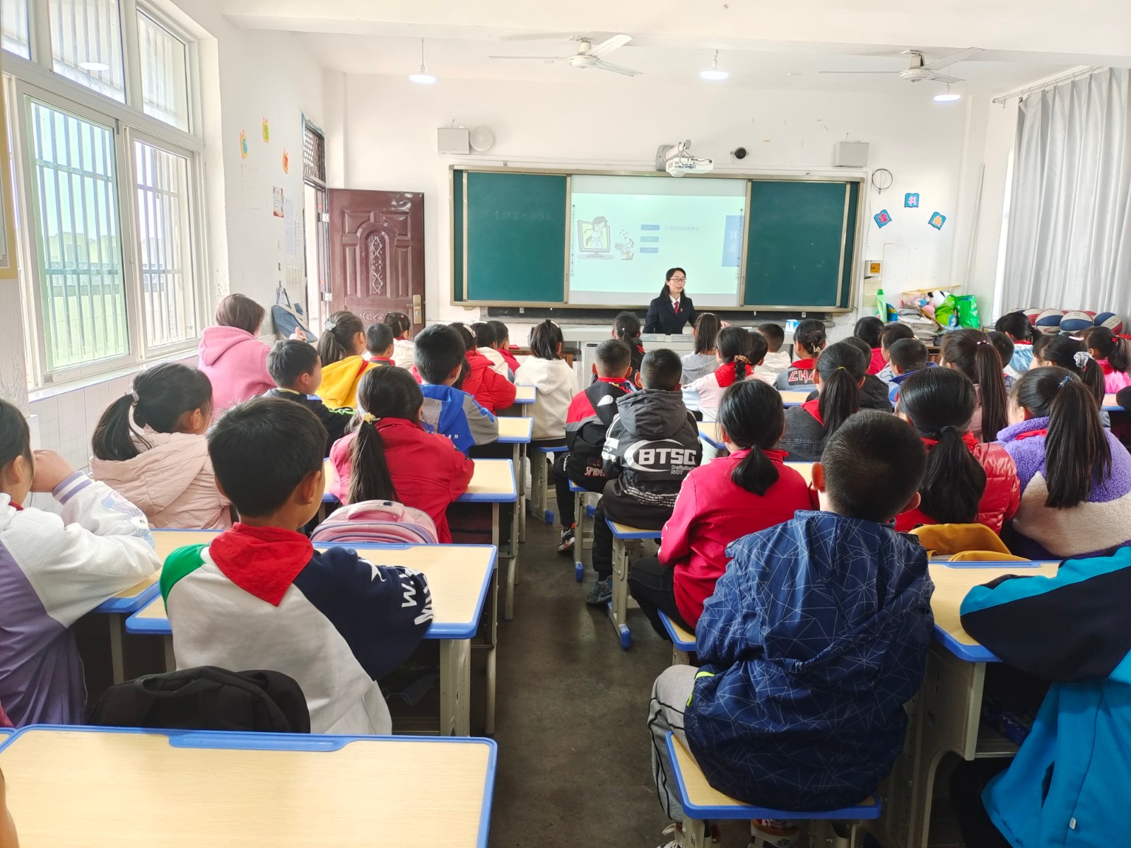 法治副校長進學校開展法治宣傳.jpg