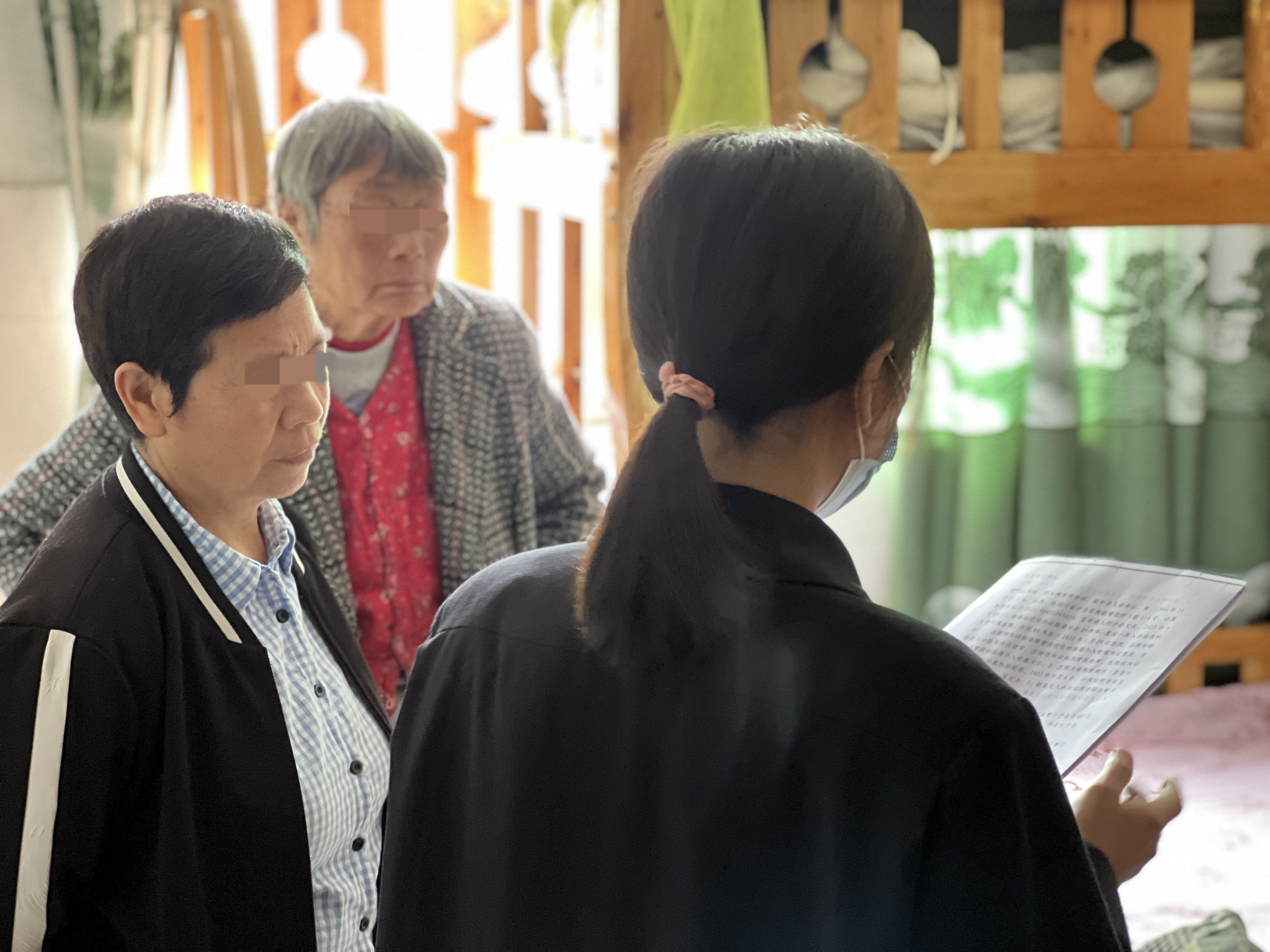 圖為黃勝漪到當事人家中處理該起申請宣告自然人無民事行為能力案件 (2).jpg