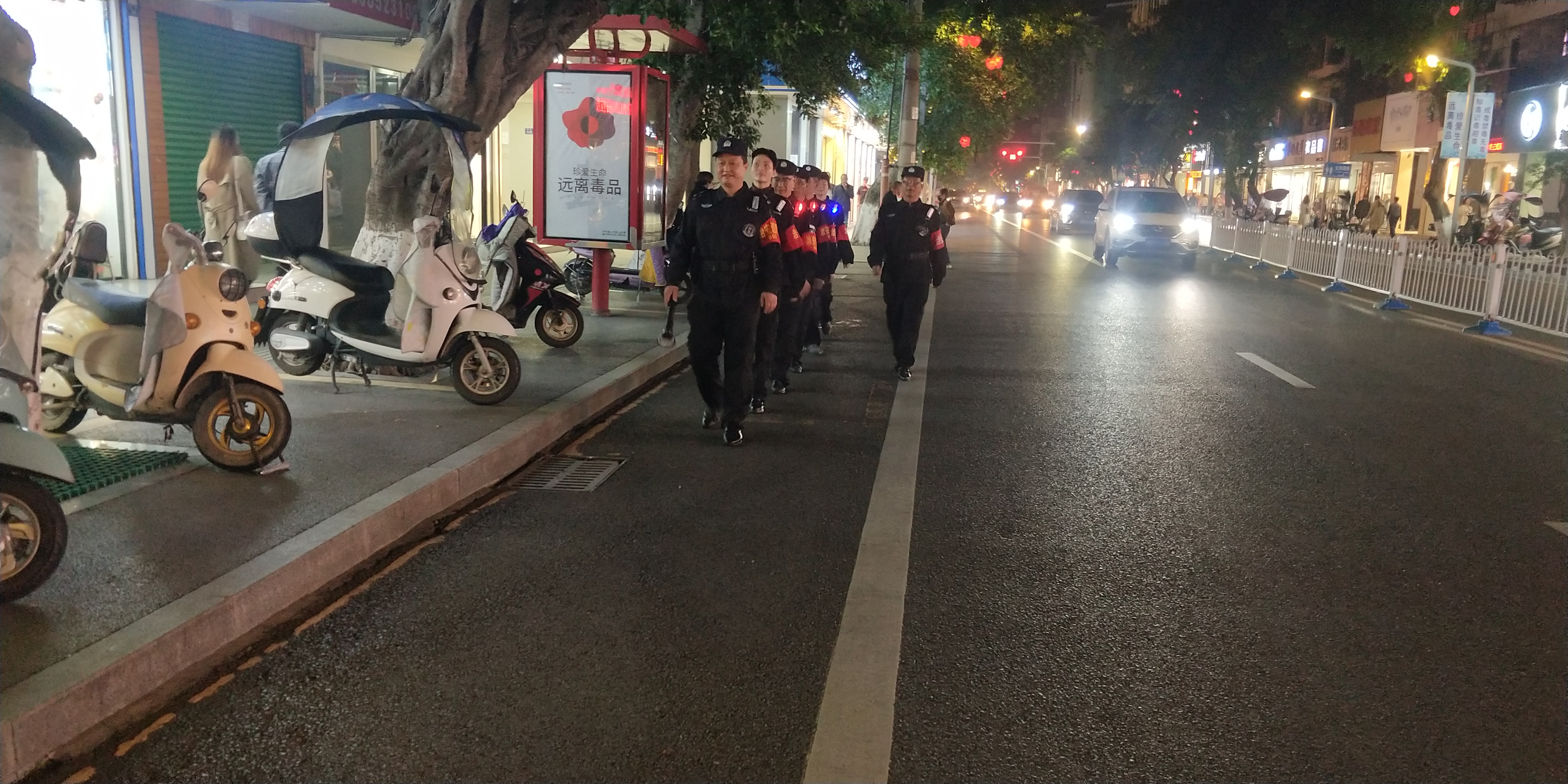 隊(duì)員在中心城區(qū)西街巡邏.jpg