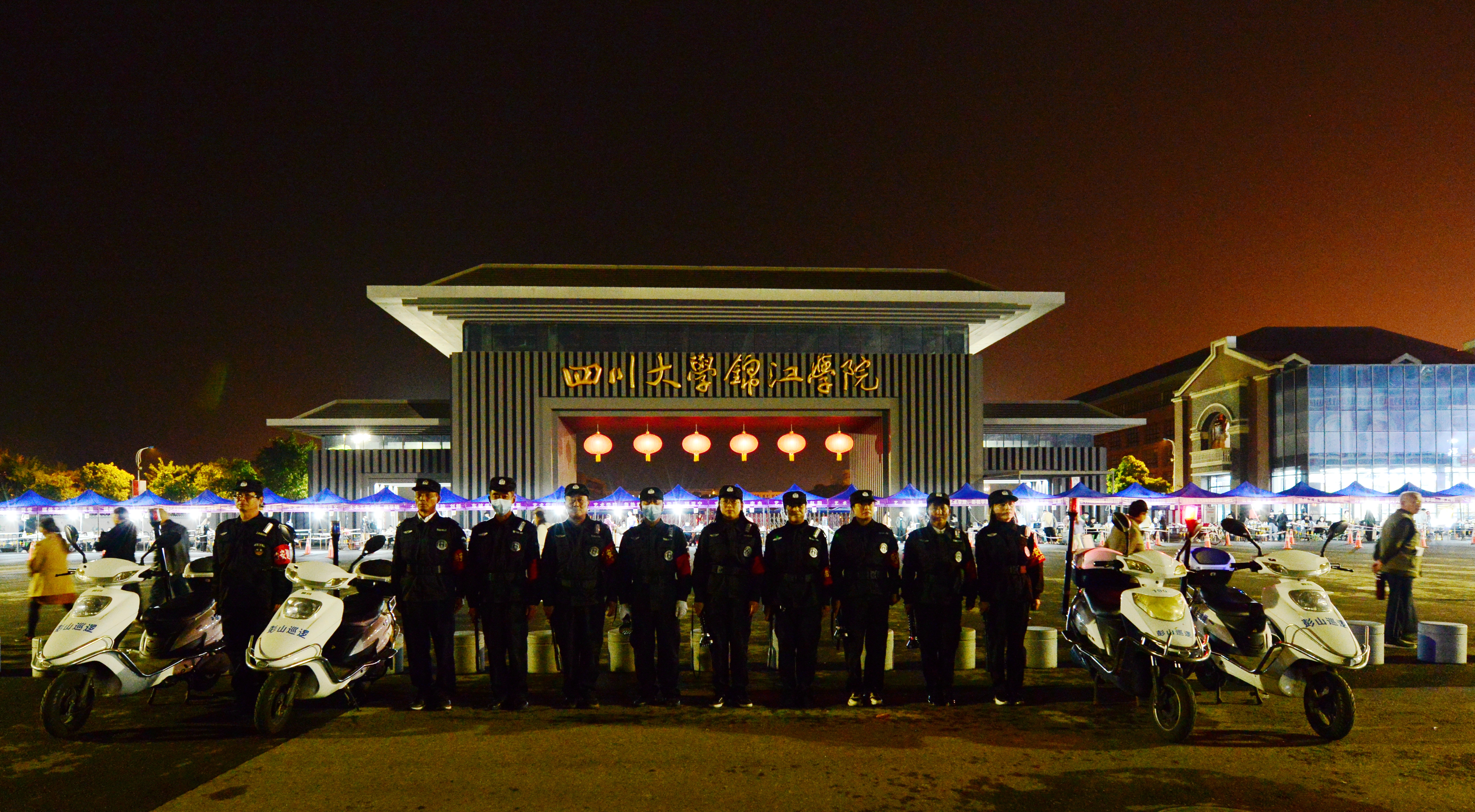 大學(xué)門口巡邏.jpg