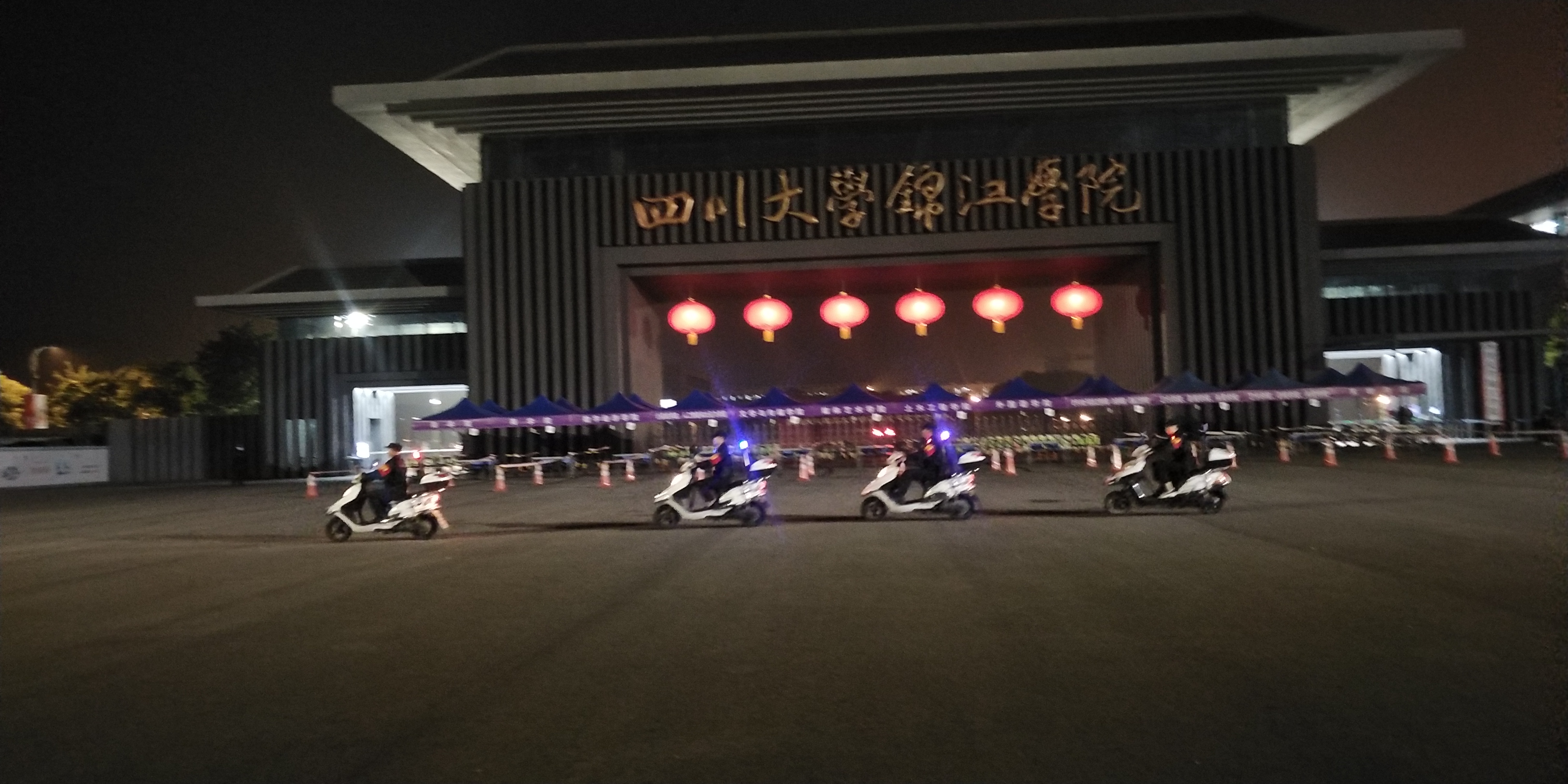 大學(xué)門口車巡.jpg