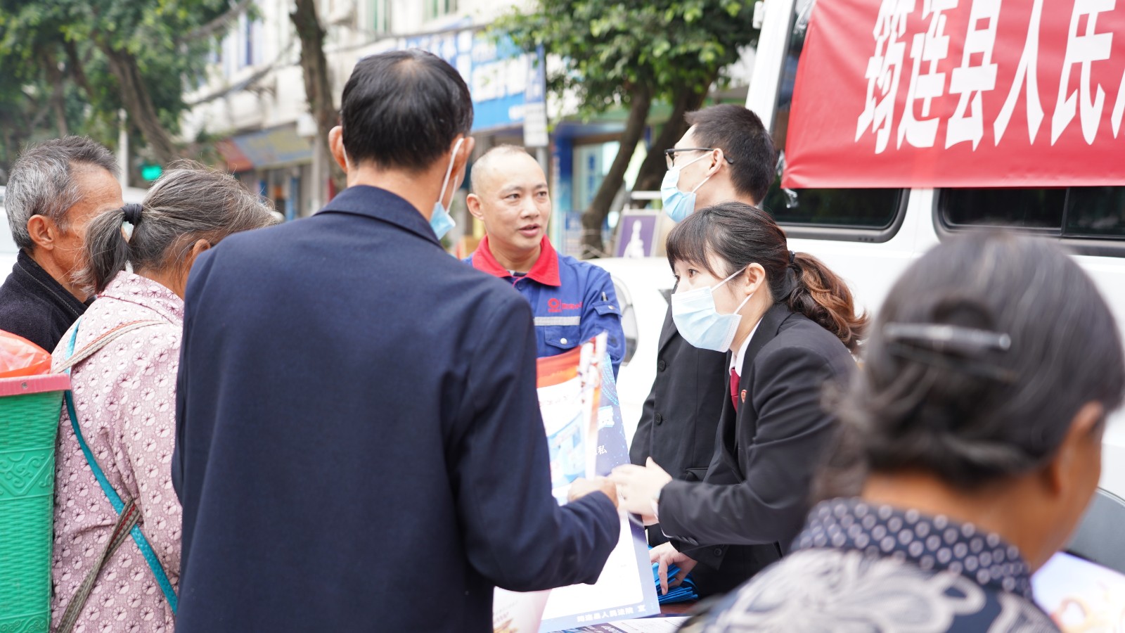 圖片②：法院干警向群眾發放宣傳資料.jpg