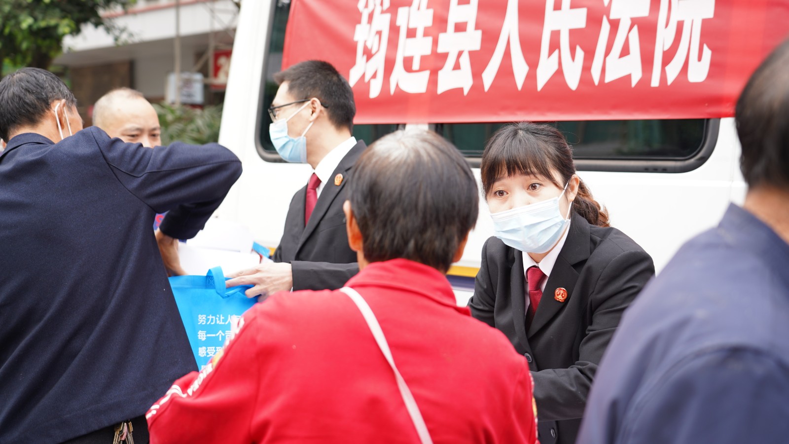 圖片③：法院干警耐心細致地解答群眾提出的法律問題.jpg
