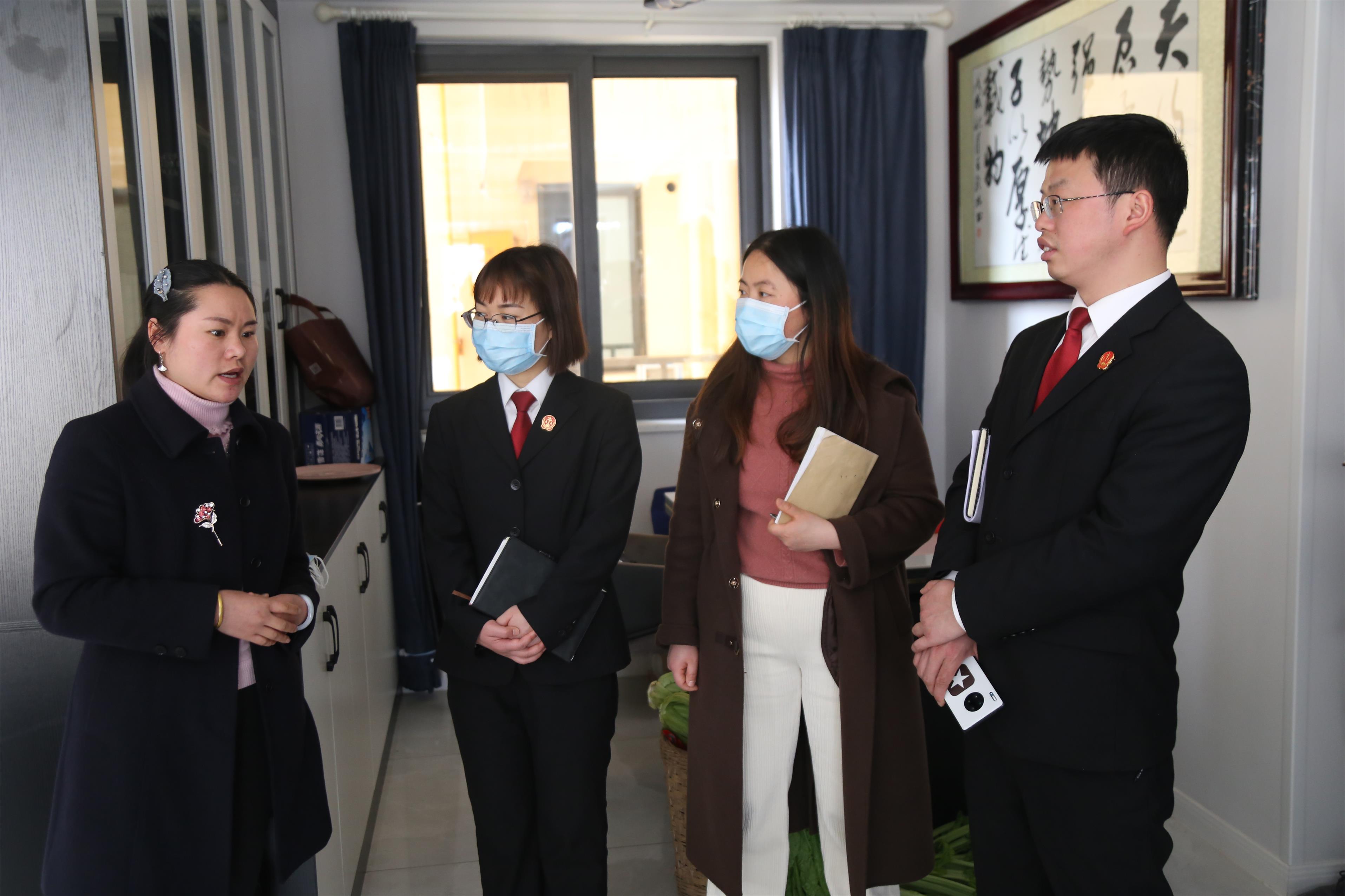 圖為2022年謝蓉到社區(qū)助力基層治理.jpg