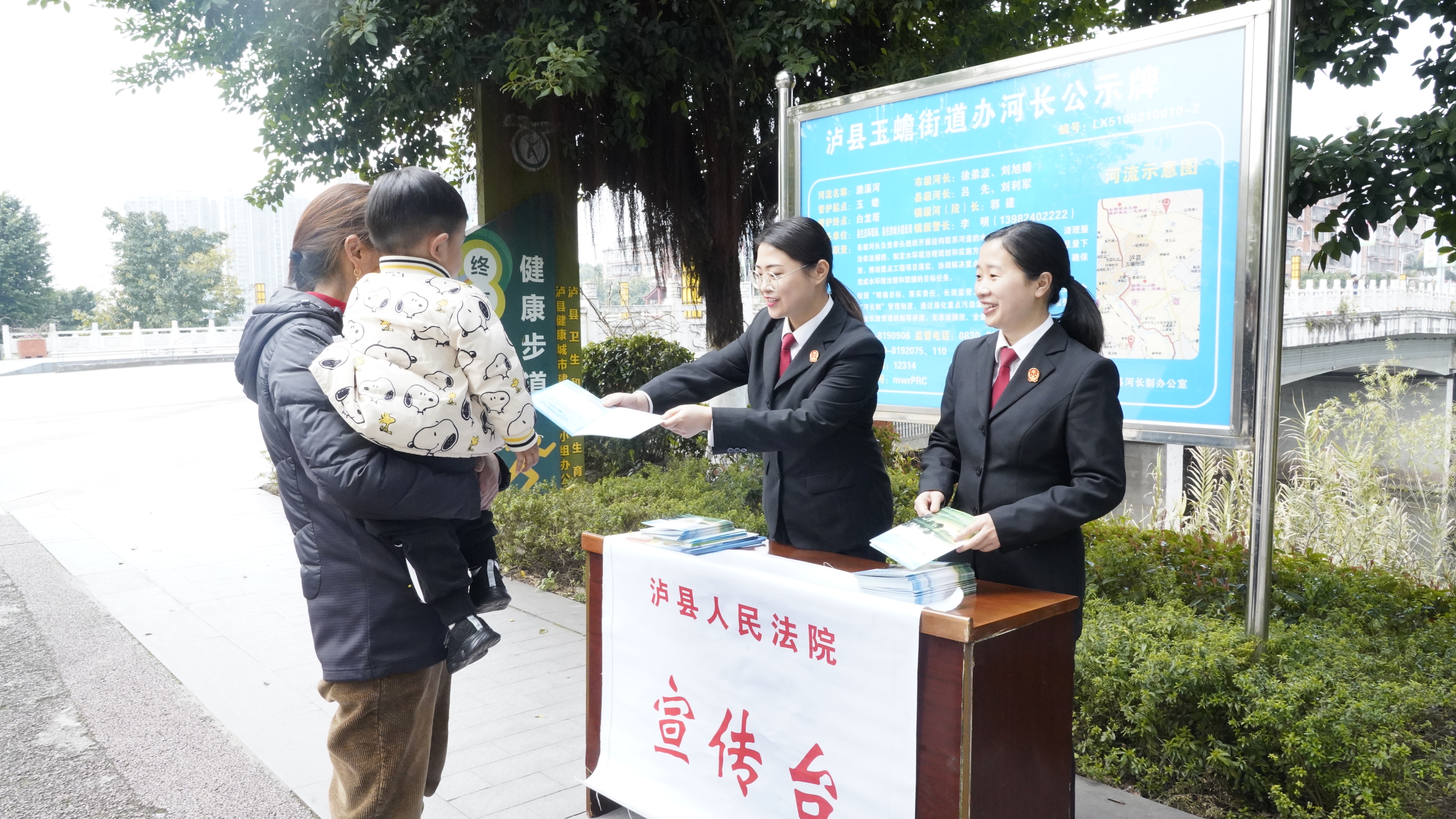 圖為楊敏開展普法宣傳（周文莉攝）.jpg