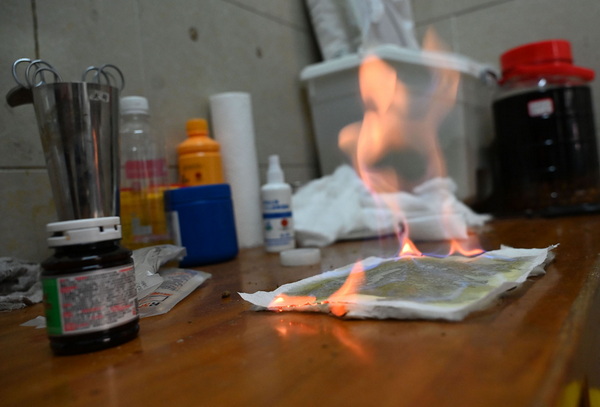 永福鎮衛生院醫生正在制作敷貼藥物2.jpg