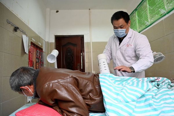 當地群眾在永福鎮衛生院接受中醫康復治療2.jpg