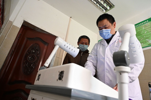 永福鎮衛生院醫生正在檢查熏蒸治療設備.jpg