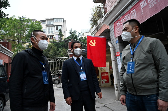 在西林街道雙龍小區(qū)，抗疫人員正在商量工作.jpg