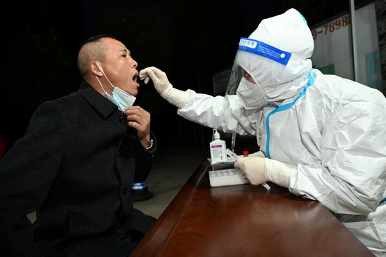 醫(yī)護人員為富溪鎮(zhèn)田溪口村群眾采集核酸1.jpg