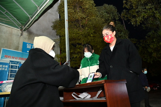 志愿者在登記富溪鎮(zhèn)田溪口村群眾信息.jpg