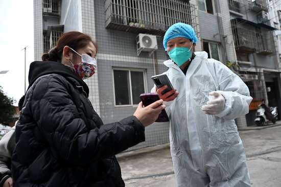 雙才鎮中心衛生院醫護人員和志愿者正在登記黃連鋪社區居民信息.jpg