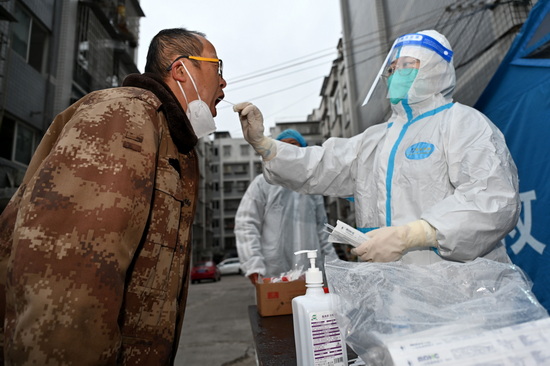 雙才鎮中心衛生院醫護人員正在為黃連鋪社區群眾采集核酸2.jpg