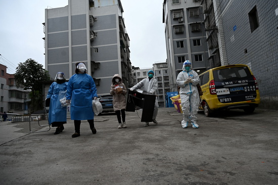在黃連鋪社區，雙才鎮中心衛生院醫護人員和志愿者堅守在“疫”線.jpg