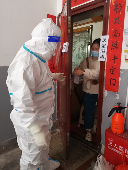 隊員顧勛為居家隔離群眾送菜.jpg