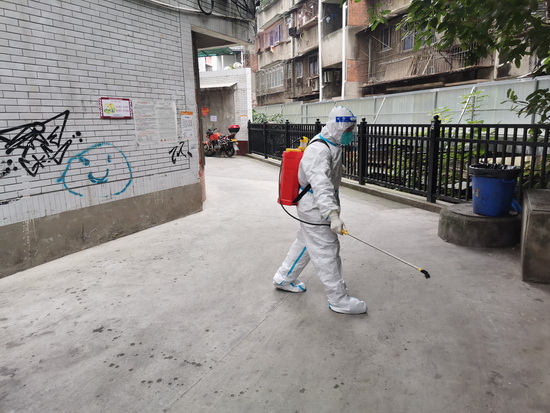隊員黃廷友開展環境消殺.jpg