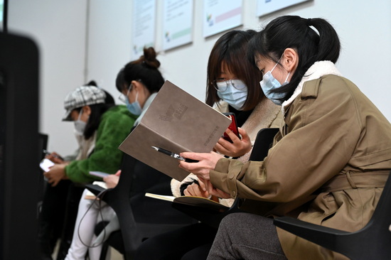 五星社區居民在“家長課堂”上討論交流.jpg