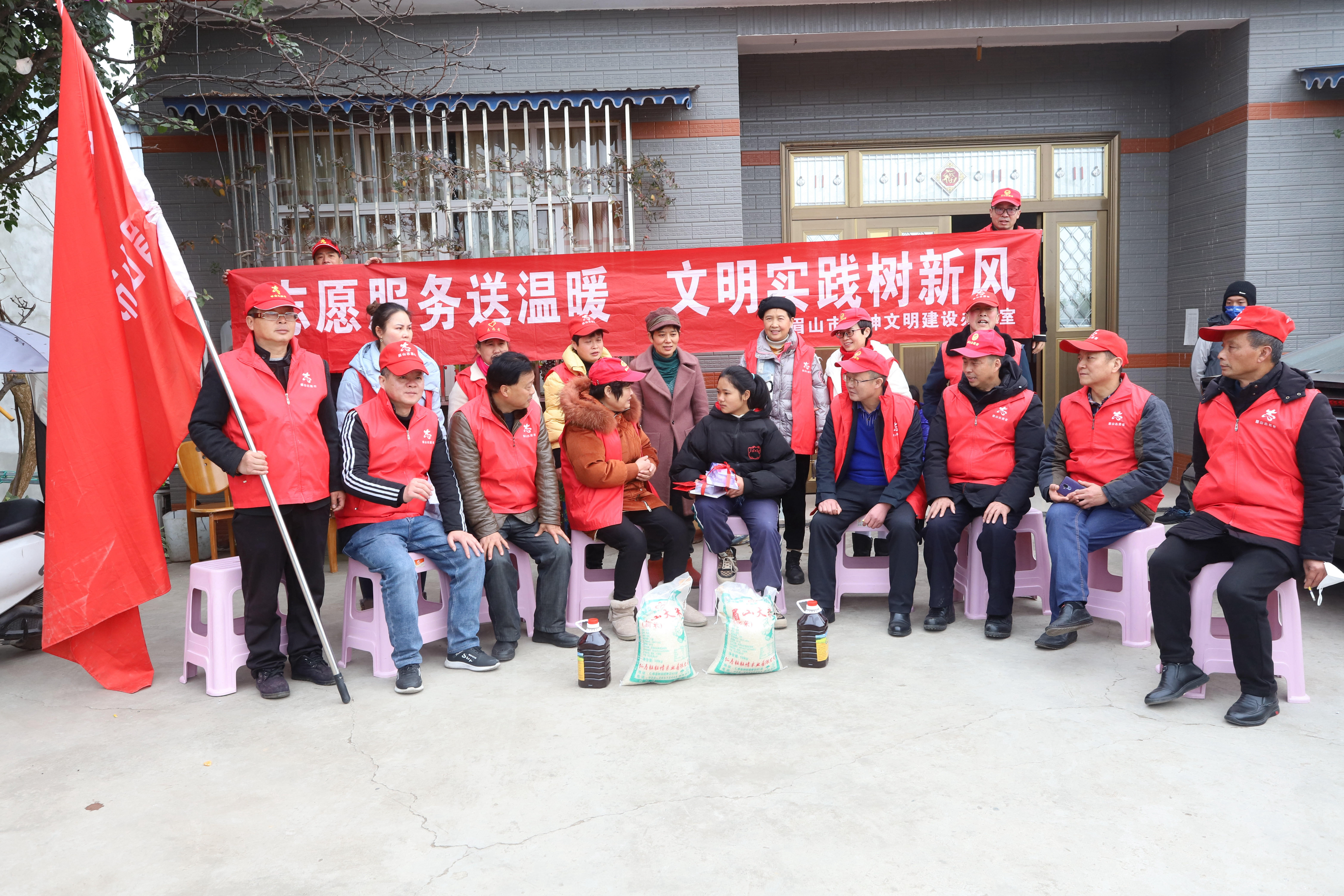1志愿者在慰問孤兒葉予涵之后與其交心談心，鼓勵其好好學習。.JPG