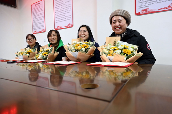 退休干部手捧鮮花，滿懷喜悅踏上新征程。1.jpg