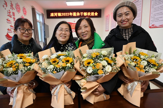 退休干部手捧鮮花，滿懷喜悅踏上新征程。2.jpg