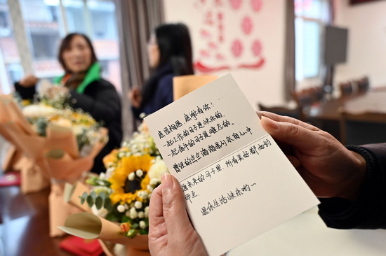 退休干部喜收賀卡和滿滿的祝福1.jpg