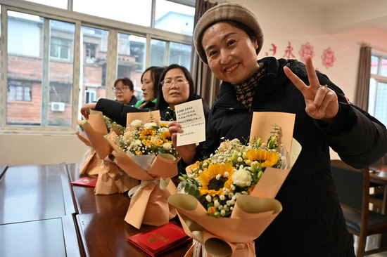 退休干部喜收賀卡和滿滿的祝福2.jpg