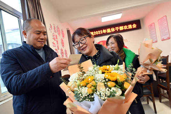 退休干部與在職人員互道珍重.jpg
