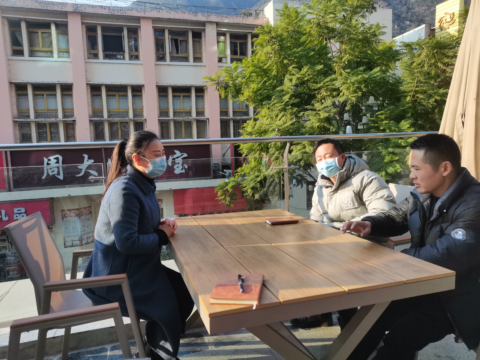 002縣人大常委會副主任趙志紅走訪餐飲門店聽取意見訴求.jpg