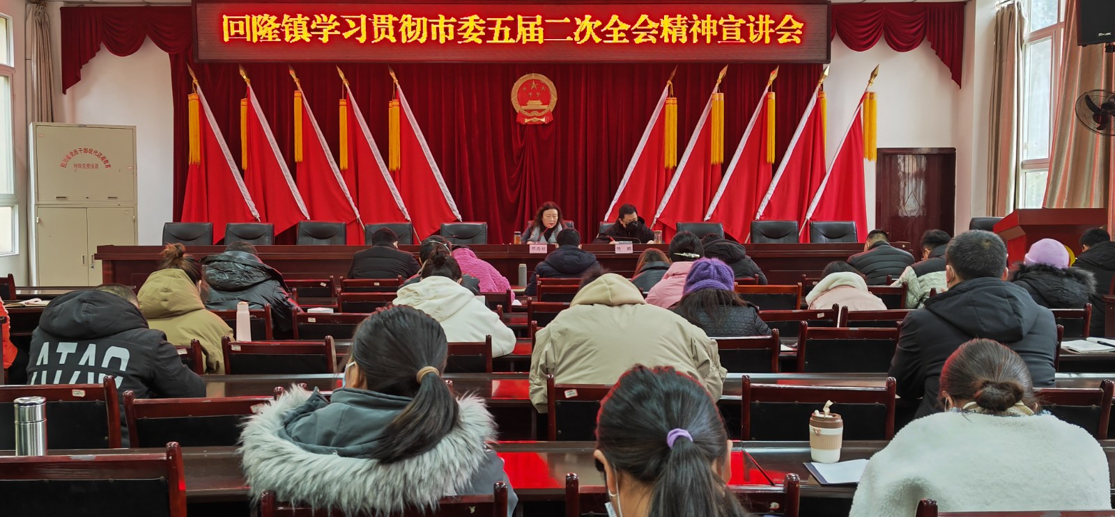 001縣人大常委會主任鄧西瓊到回隆鎮宣講市委五屆二次會議精神.jpg