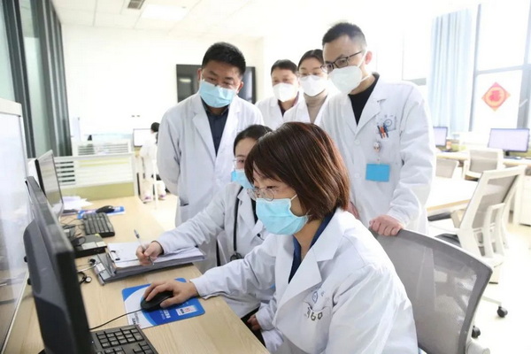 劉丹（前一）到內江市第一人民醫院呼吸與危重癥醫學科開展現場教學.jpg
