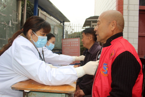 醫護人員為當地老人聽診.jpg