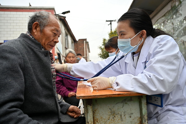 醫護人員為當地老人量血壓.jpg