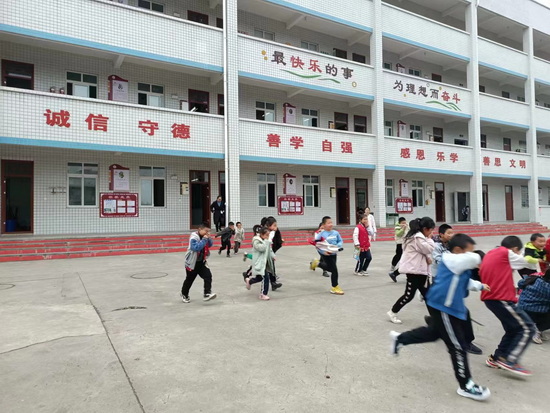 師生在老師和救援人員引導下有序疏散.jpg