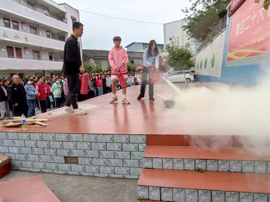 教官現場指導師生使用器材2.jpg