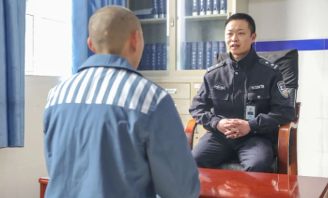 高墻故事︱奔向新生的每一步，都有他們在旁