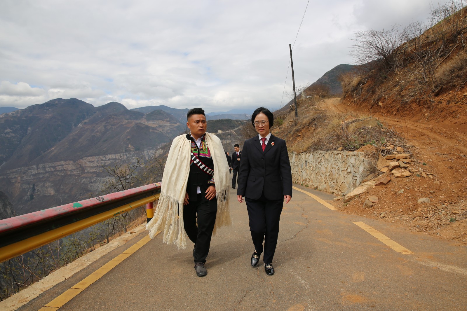 吳濤檢察長（右）走訪聯絡全國人大代表鄭望春（左）.JPG