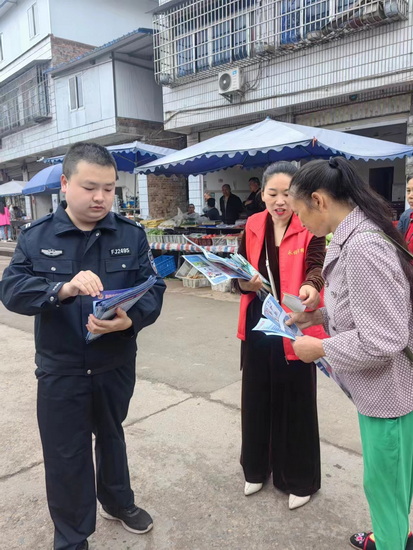 民警向群眾發放宣傳資料，講解相關知識.jpg