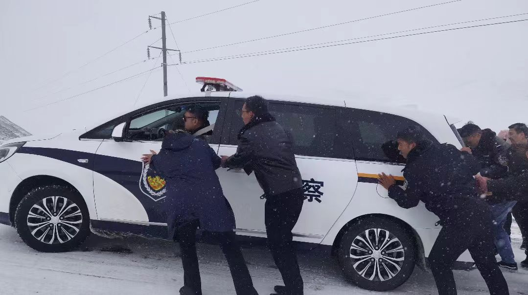 石渠縣人民檢察院開展民族團結進家活動.png