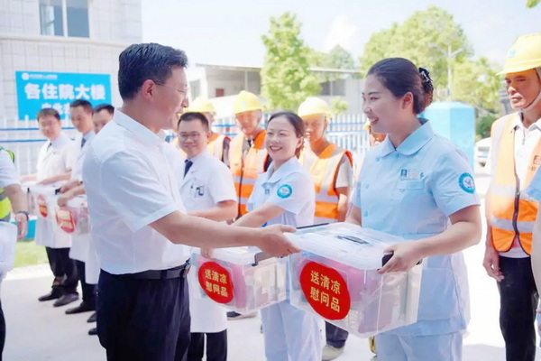 蔣學東慰問.jpg