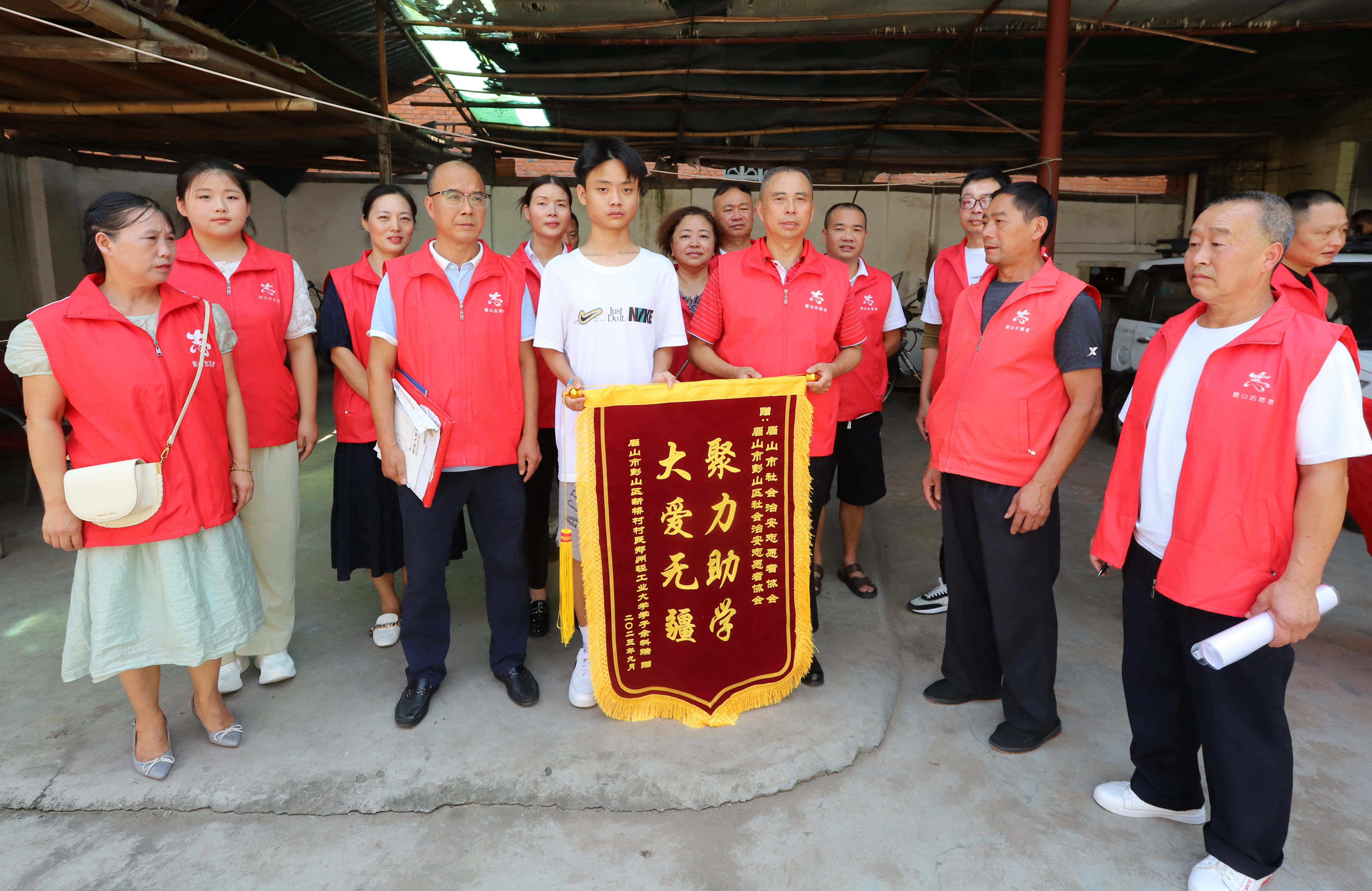 2.余科瑞為志愿者協(xié)會送錦旗.jpg
