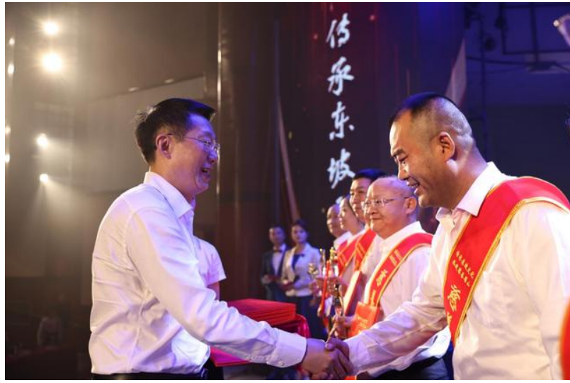 3眉山市委副書記、市長黃河為慈善愛心個人頒獎.png