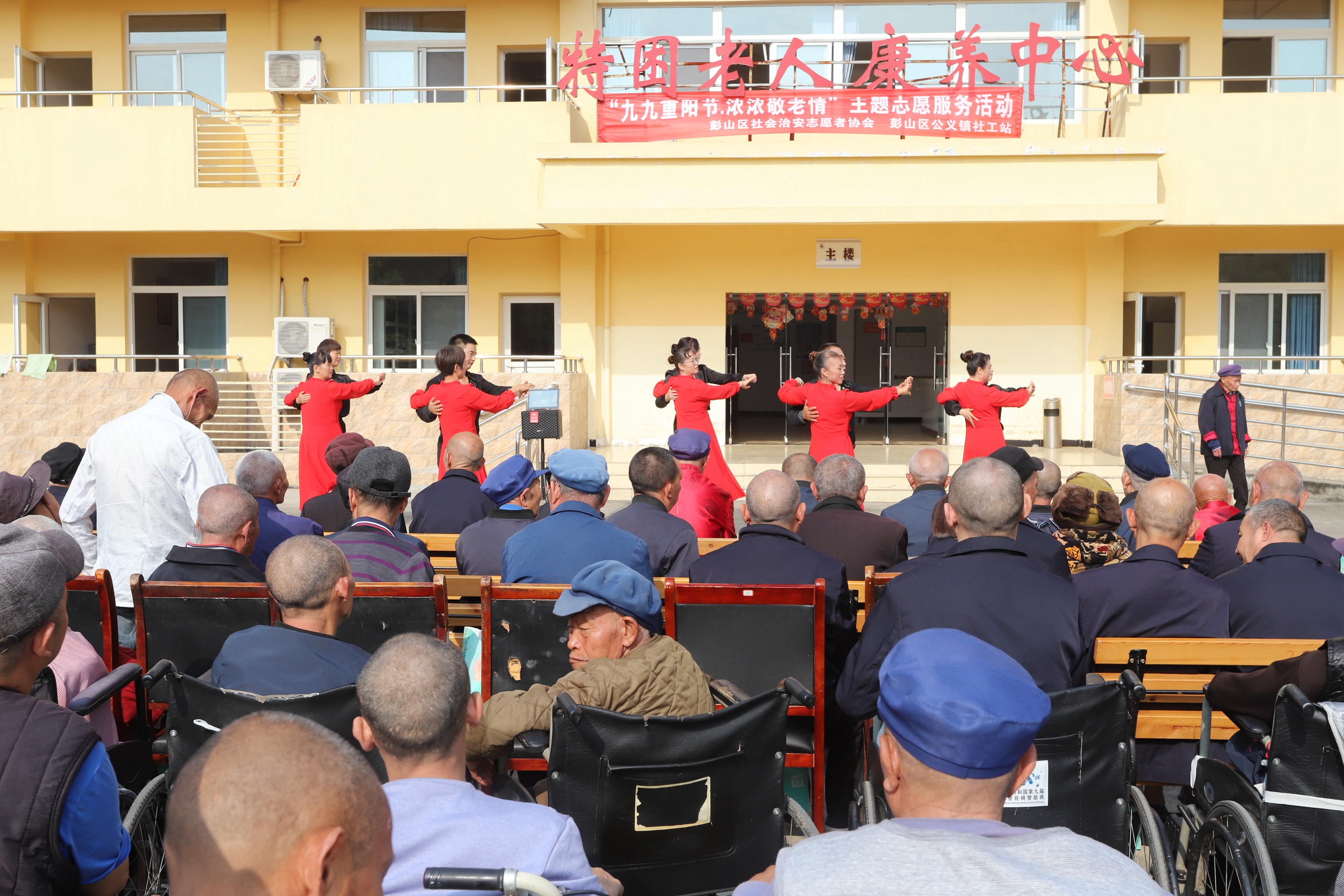 3.為老人表演文藝節目現場。.JPG