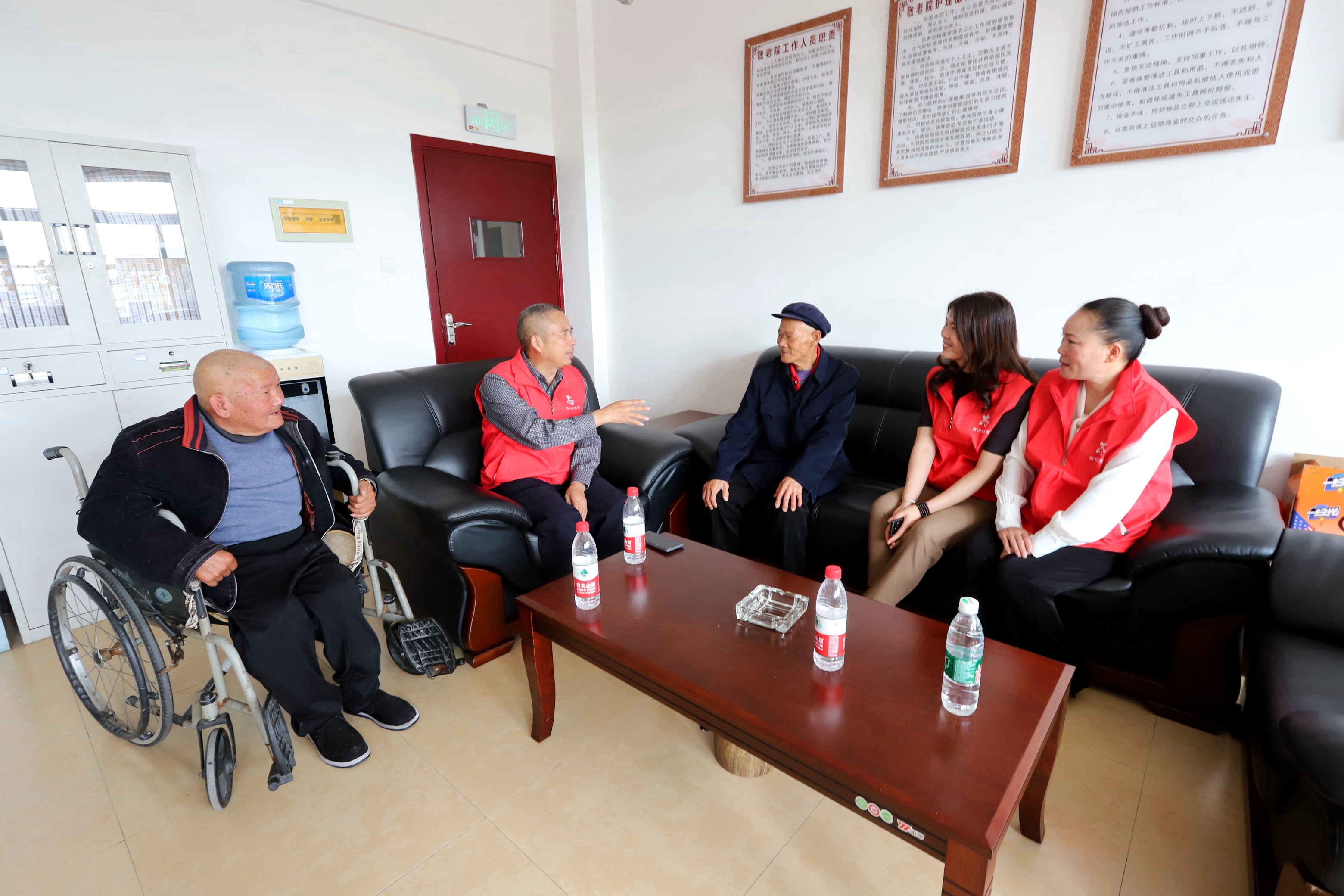 6.為老人進行心理健康輔導現場。.JPG