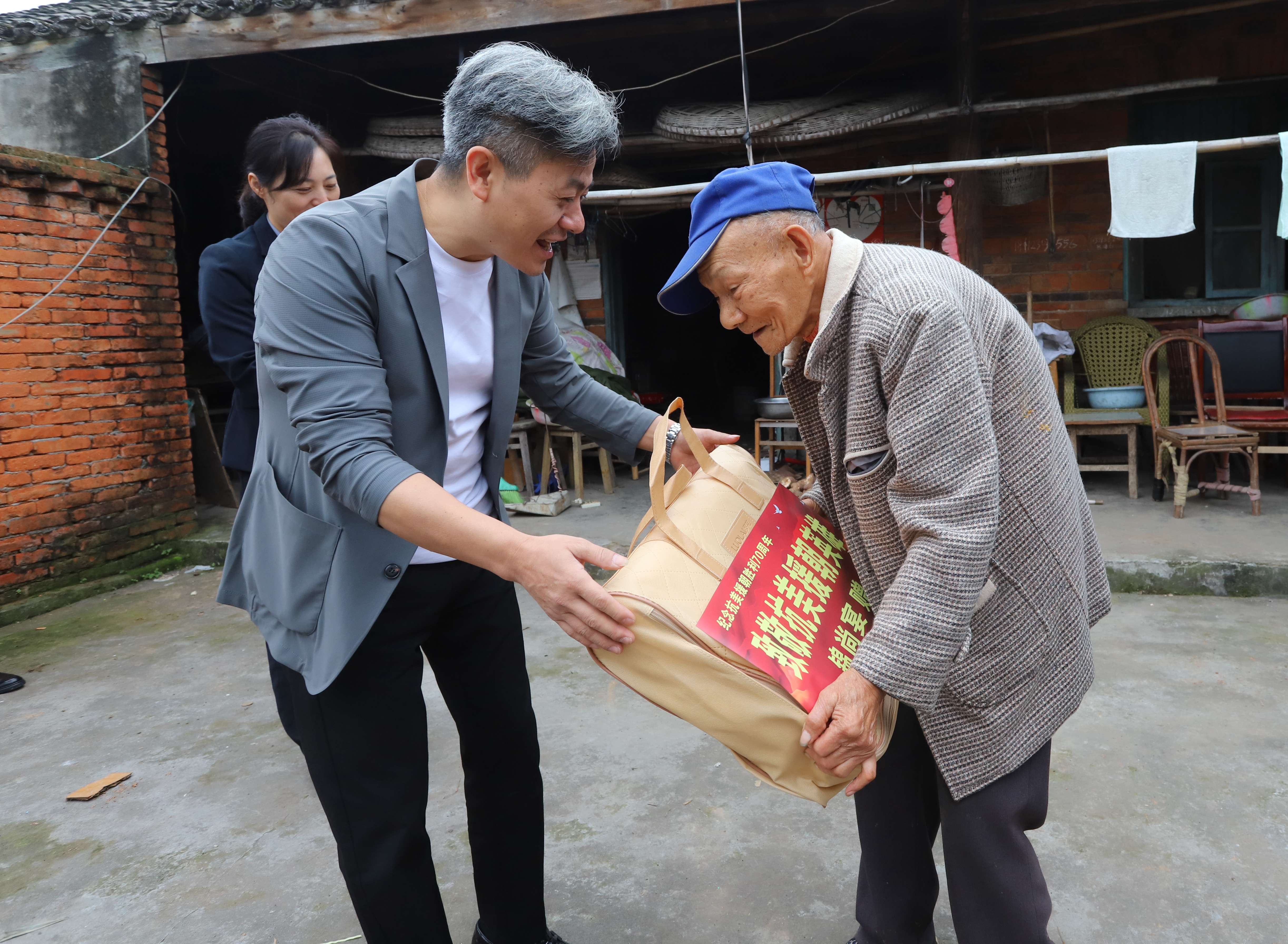 1慰問老戰士現場。.JPG