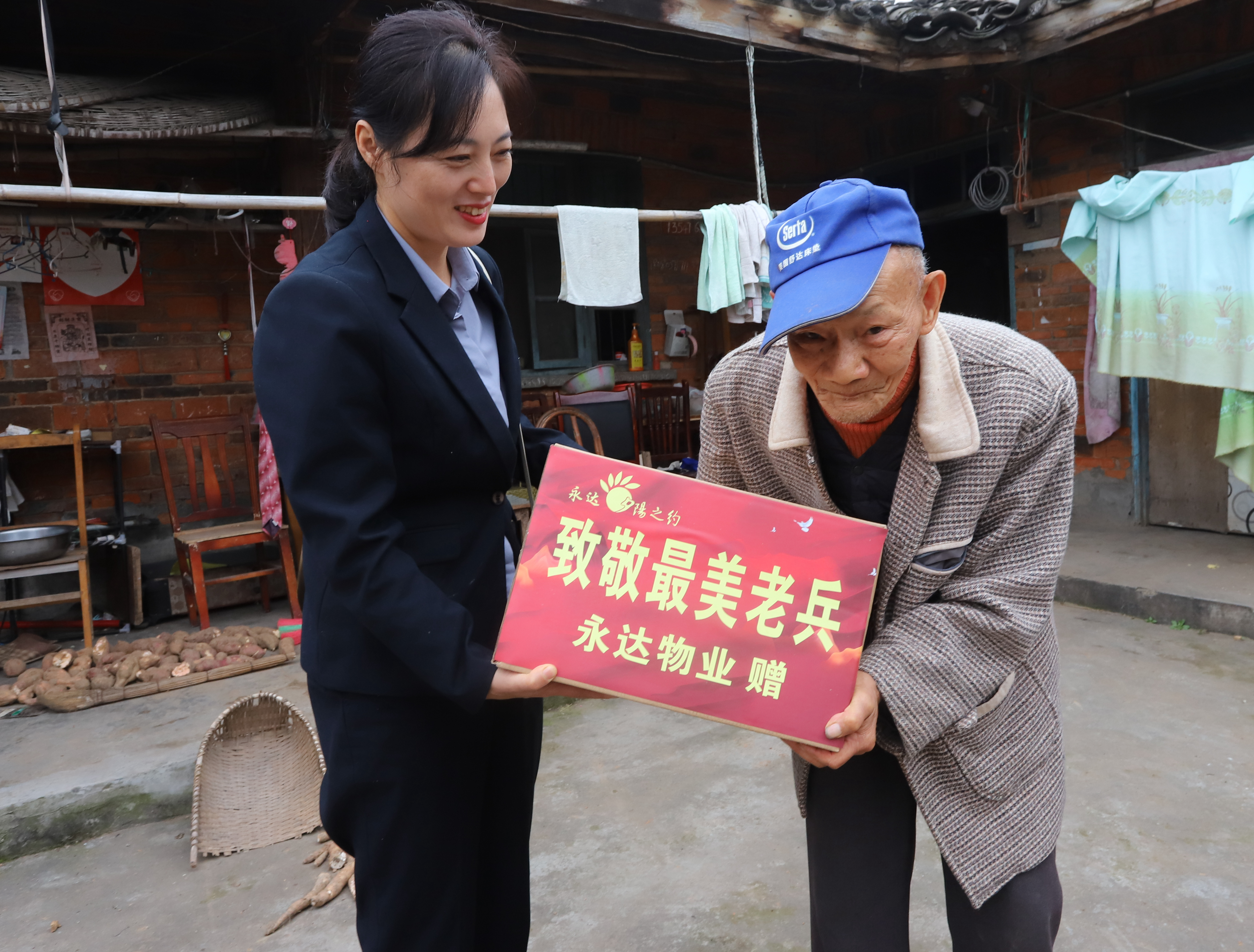 2慰問老戰士現場。.JPG
