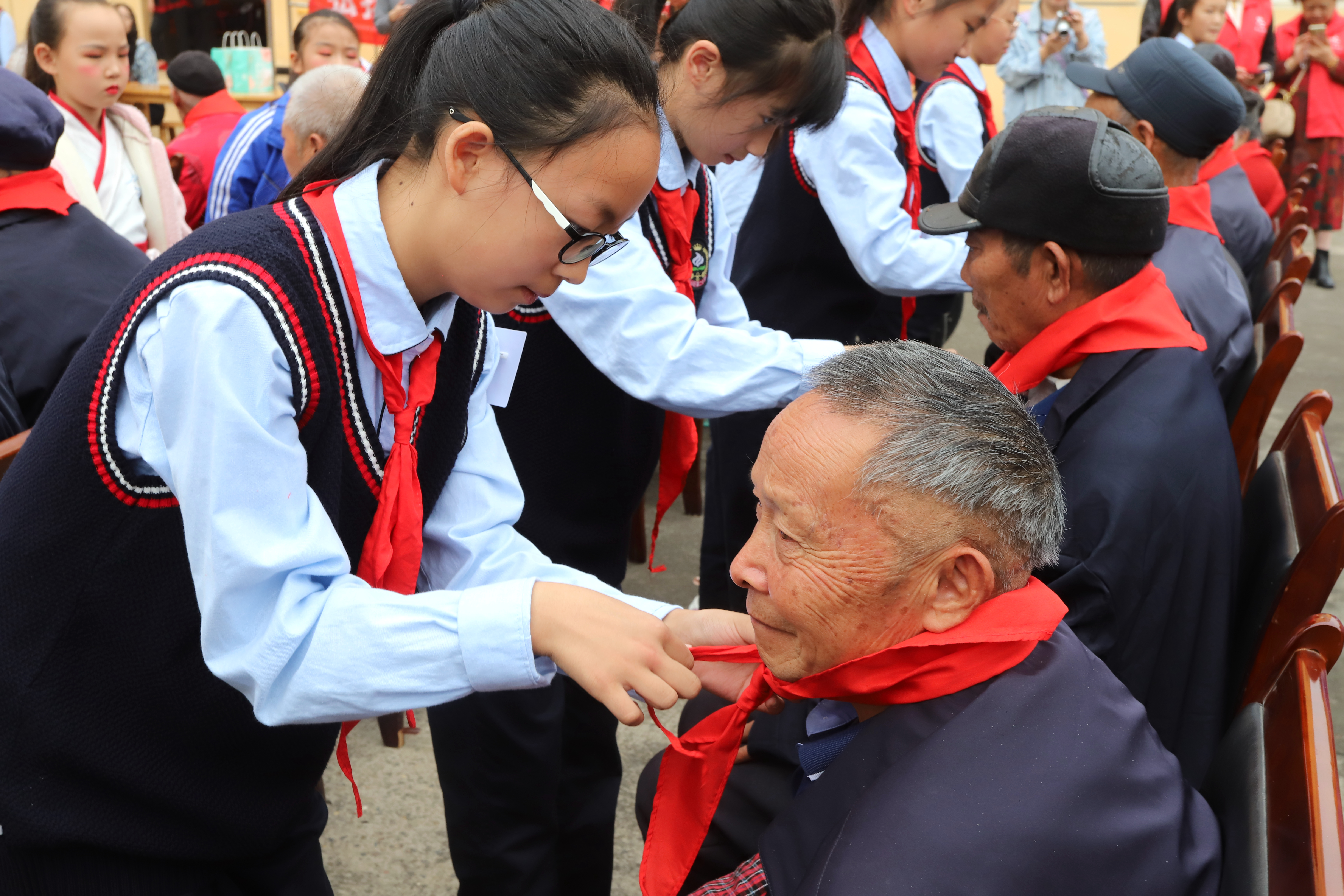 5少先隊員為敬老院老人戴紅領(lǐng)巾。.JPG