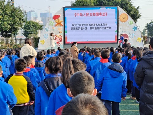 大同小學校開展憲法晨讀活動